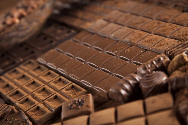 Barres chocolatées avec gousse de cacao — Photo