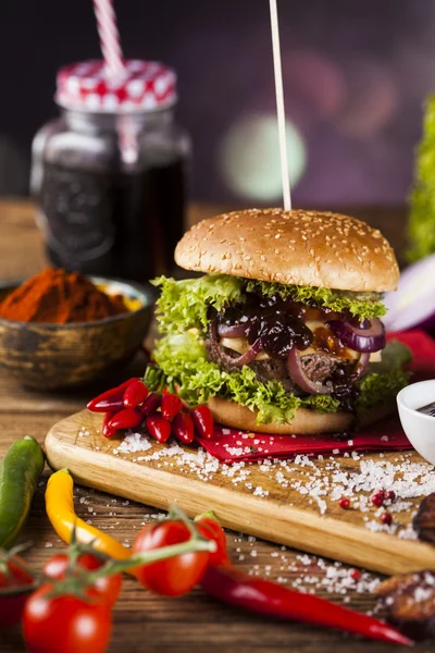 Hamburguesa casera con verduras frescas — Foto de Stock