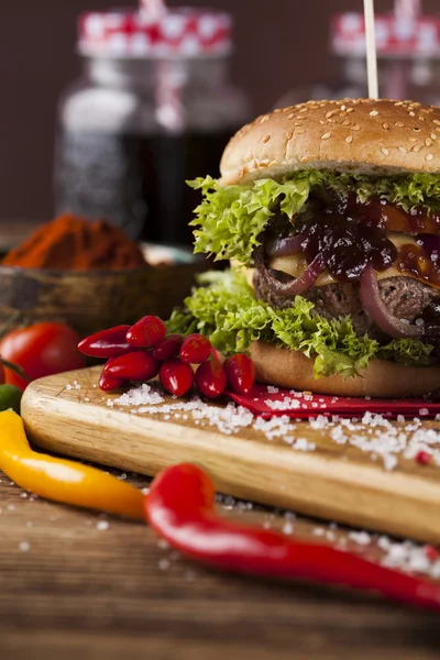 Hamburger buatan sendiri dengan sayuran segar — Stok Foto