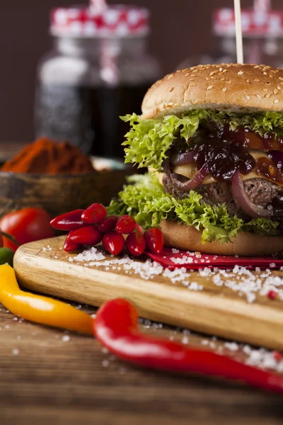 Homemade hamburger with fresh vegetables — Stock Photo, Image