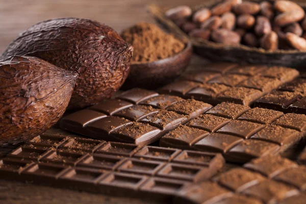 Barras de chocolate con granos de cacao y polvo — Foto de Stock