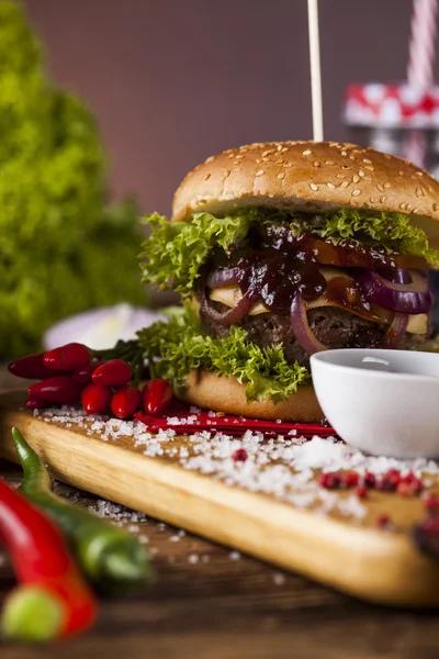 Hamburguesa casera en escritorio de madera —  Fotos de Stock