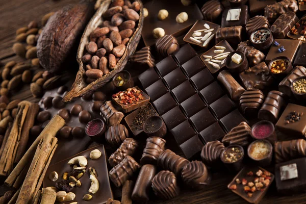 Chocolate bars and pralines — Stock Photo, Image