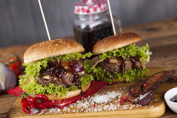 Hamburguesas caseras en escritorio de madera —  Fotos de Stock