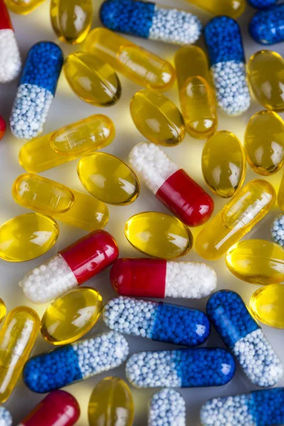Gros plan sur les pilules, comprimés et capsules — Photo