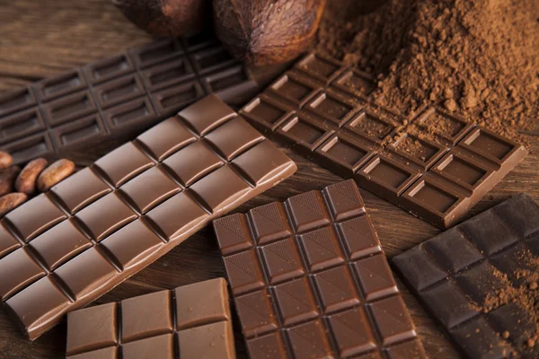 Barras de chocolate con vaina de cacao — Foto de Stock