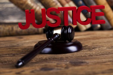 Adalet kavramı mahkeme tokmak ile