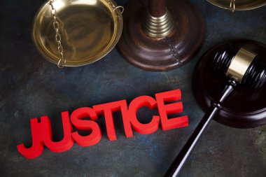 Adalet kavramı mahkeme tokmak ile