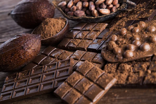 Chocolate bars with cacao beans and powder — Stock Photo, Image