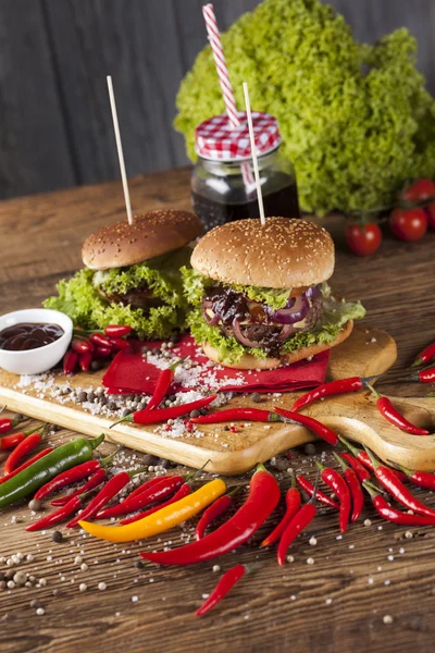 Zbliżenie, domowe hamburgery z świeżymi warzywami — Zdjęcie stockowe
