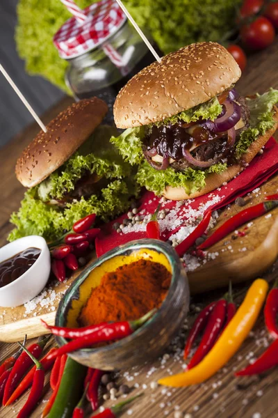 Hamburgery domowe ze świeżymi warzywami — Zdjęcie stockowe