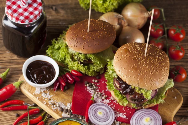 Närbild av hemmagjord hamburgare med färska grönsaker — Stockfoto