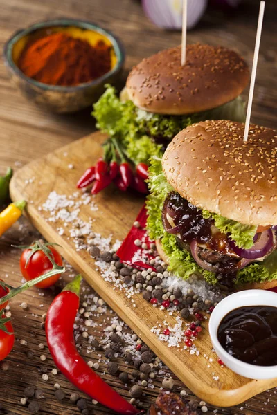 Domowe hamburgery na biurko z drewna — Zdjęcie stockowe