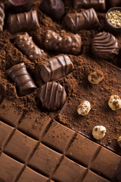 Barras de chocolate con granos de cacao y polvo — Foto de Stock