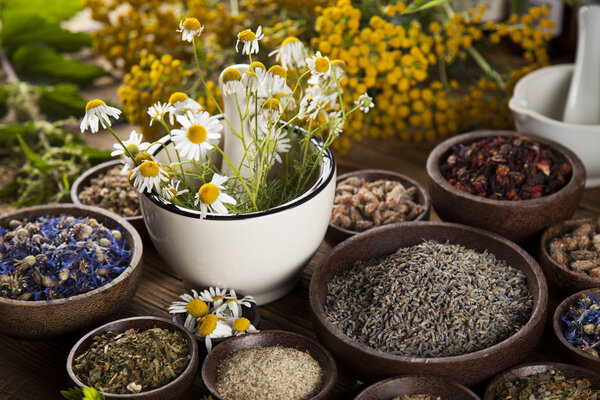 Травяная медицина на столе
