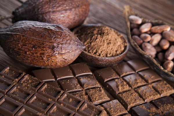 Barras de chocolate con granos de cacao — Foto de Stock