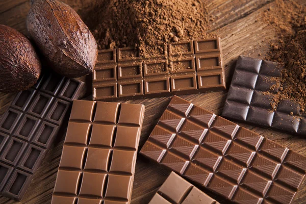 Schokoriegel mit Kakaoschote — Stockfoto