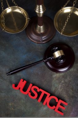 Adalet kavramı mahkeme tokmak ile