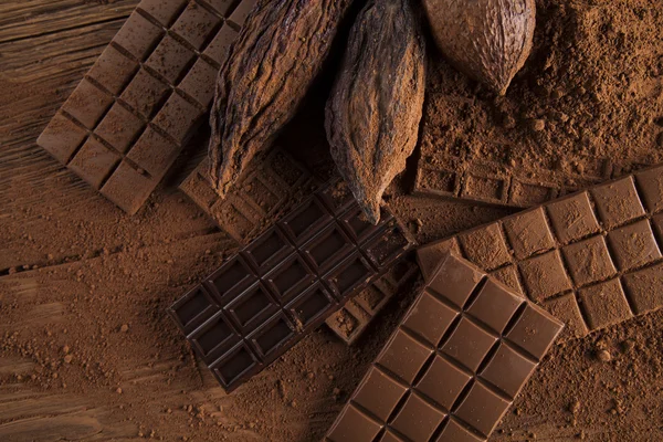 Barras de chocolate con vaina de cacao — Foto de Stock