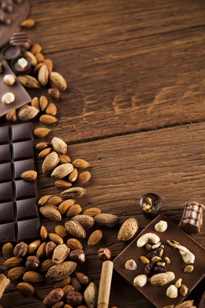 Kaneel en donkere chocolade met melk — Stockfoto
