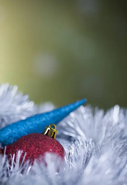 Bola de Natal no fundo brilhante — Fotografia de Stock