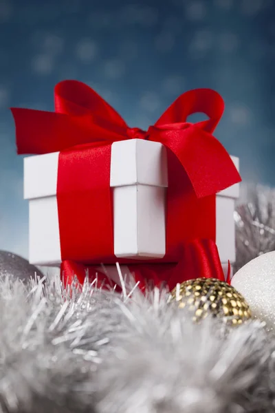 Noel hediyesi kırmızı kurdele ile — Stok fotoğraf