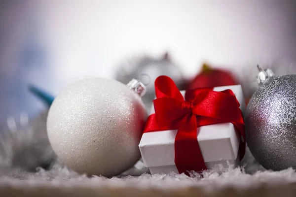 Ballen, Gift box met rood lint — Stockfoto