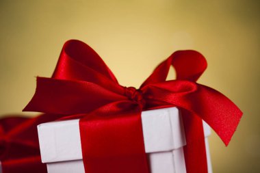 Kırmızı kurdeleli hediye kutusu