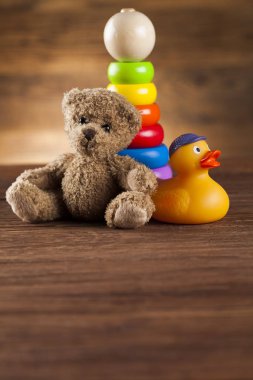 Arka planda oyuncak ayı