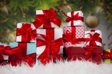 Kırmızı kurdeleli hediye kutuları