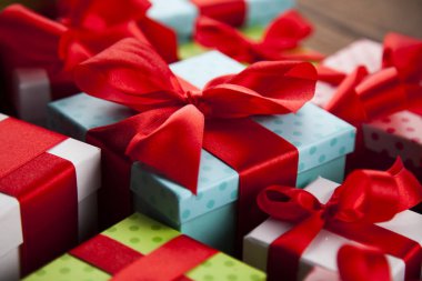 kırmızı kurdele ile sunar