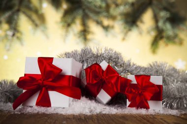 Kırmızı kurdele ile Noel hediyeleri