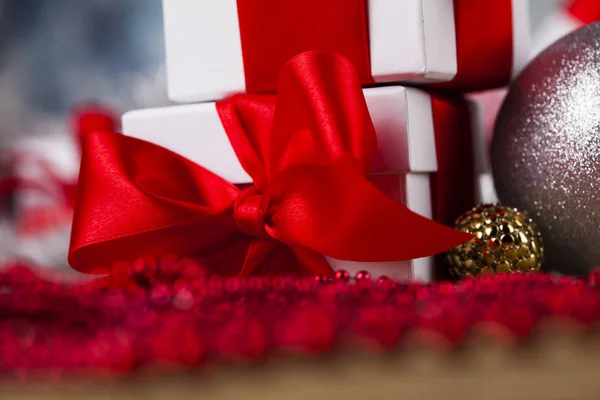 Vánoční dárky s červenou stužkou — Stock fotografie