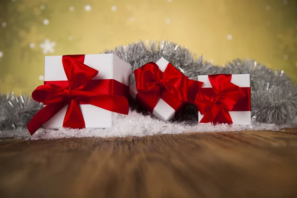 Karácsonyi ajándékokat-piros szalaggal — Stock Fotó