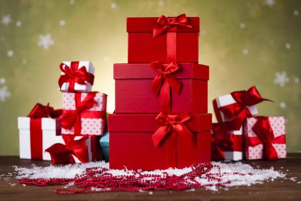Рождественский фон с подарочными коробками — стоковое фото