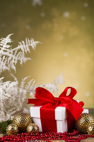 Caja de regalo con cinta roja —  Fotos de Stock