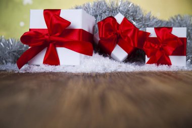 Kırmızı kurdele ile Noel hediyeleri