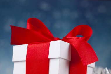 Kırmızı kurdeleli hediye kutusu