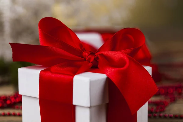 Kırmızı kurdeleli hediye kutusu — Stok fotoğraf