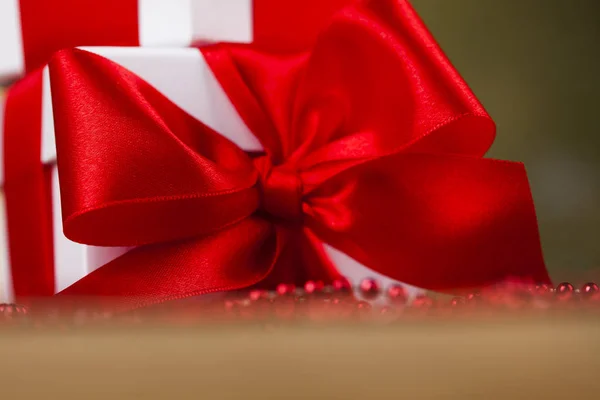 Caja de regalo con cinta roja — Foto de Stock