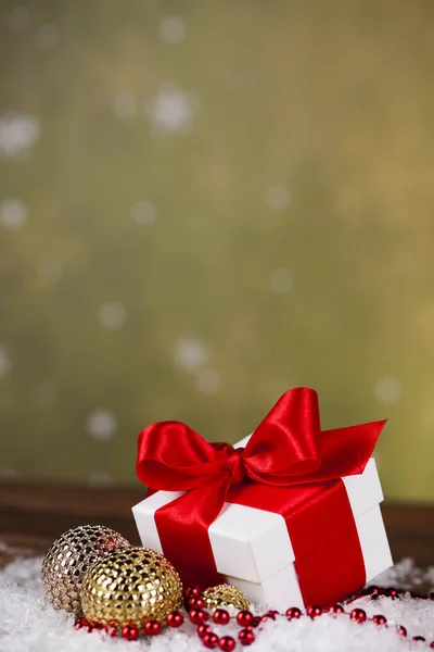 Weihnachtsgeschenk mit roter Schleife — Stockfoto