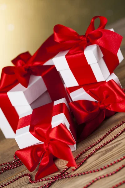 Подарочные коробки с красной лентой — стоковое фото