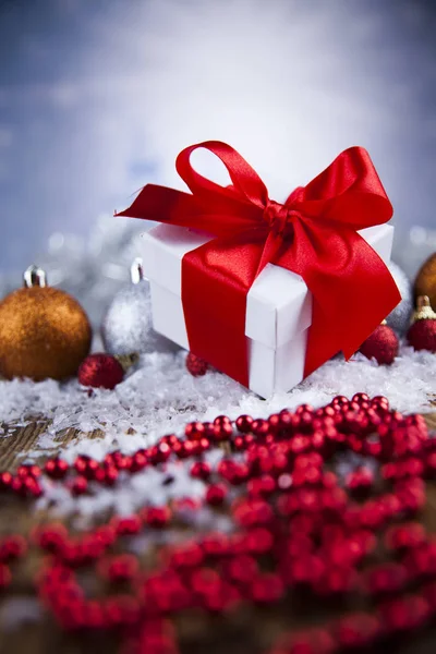 Karácsonyi ajándékokat-piros szalaggal — Stock Fotó