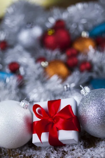 Caja de regalo con cinta roja — Foto de Stock