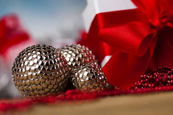 Caja de regalo con cinta roja — Foto de Stock