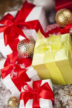 arka plan dekorasyon ve hediye kutuları ile