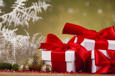 Kırmızı kurdeleli hediye kutusu