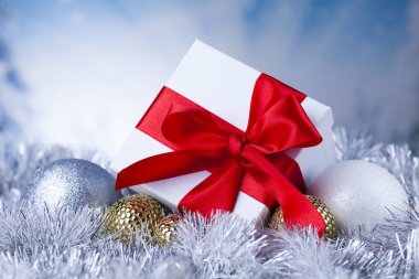 Noel hediyesi kırmızı kurdele ile
