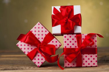 Kırmızı kurdeleli hediye kutuları 