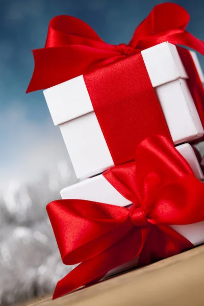 Cajas de regalo con cinta roja —  Fotos de Stock